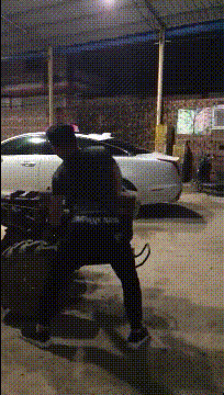 大哥，你轻点摇，我怕车受不了