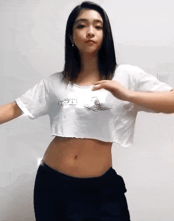 ​搞笑GIF图：有钱能使美女推磨